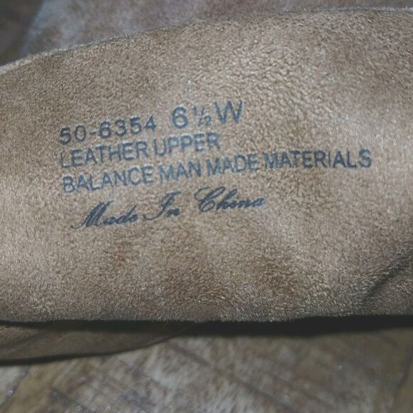 Bella Vita Tan/Beige Suede Sz 6. 5 Bootie Tapered Heel Ankle Boots Gold Zipper - Picture 15 of 15